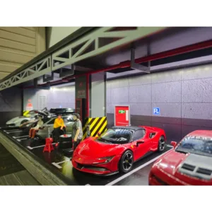 Mô hình xe 1:24 được sắp xếp trên kệ trưng bày chuyên nghiệp, phù hợp với không gian phòng làm việc hoặc phòng khách.